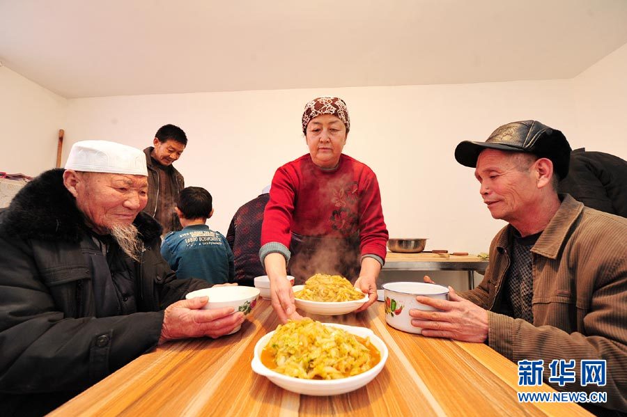 1月26日,银川市大新镇上前城村老年公寓护理员在为王西燕老人梳头。