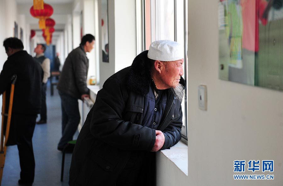 1月26日,银川市大新镇上前城村老年公寓护理员在为王西燕老人梳头。