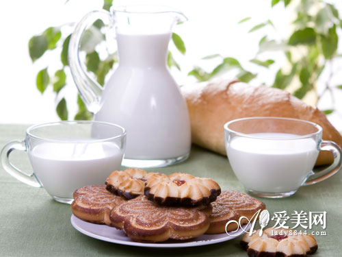 喝牛奶加糖小心中毒 10种喝牛奶方式=喝毒药-