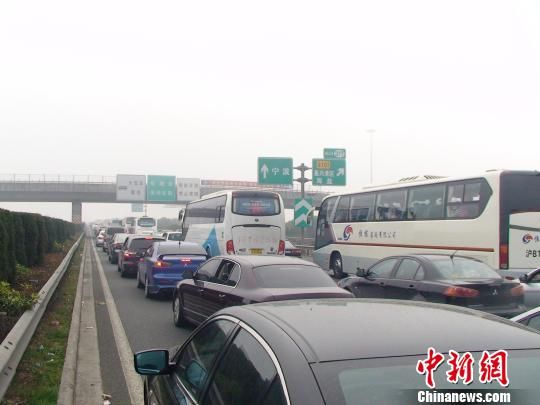 浙江杭州湾跨海大桥因雾霾封道长达13小时(图