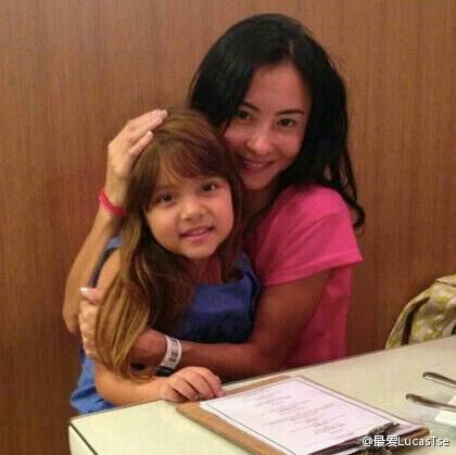 张柏芝素颜抱萝莉 Lucas与女孩合影害羞-张柏