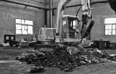江苏一企业偷埋上百吨固体废弃物 两年未处理