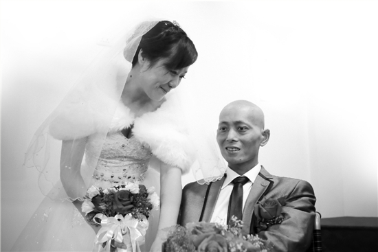 她执意嫁给病危的他 兰溪一婚礼显得格外庄严