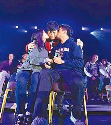 古巨基被追问秘婚传闻 遭情侣粉丝偷吻-古巨基