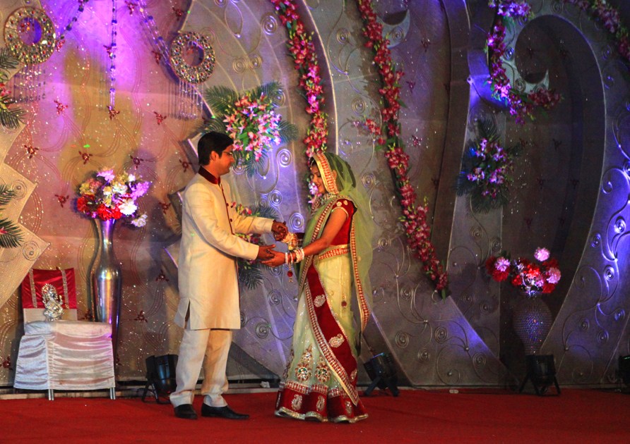 贫富悬殊 印度贵族婚礼vs穷苦百姓-另一面,第一