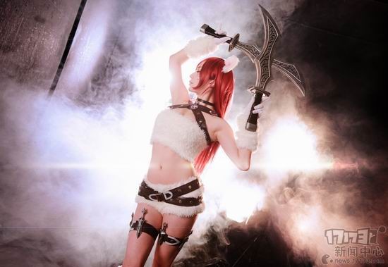 完美诠释致命诱惑 <em>LOL</em>暗夜猫女卡特琳娜<em>COS</em>