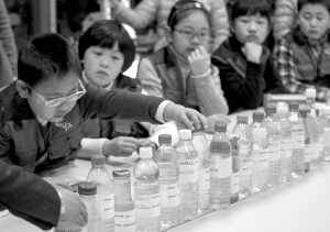 各自取一瓶家门口的河水,放在一起对比研究