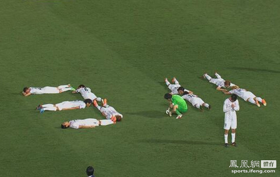 亚冠赛场感人一幕 日劲旅进球摆3.11悼念地震