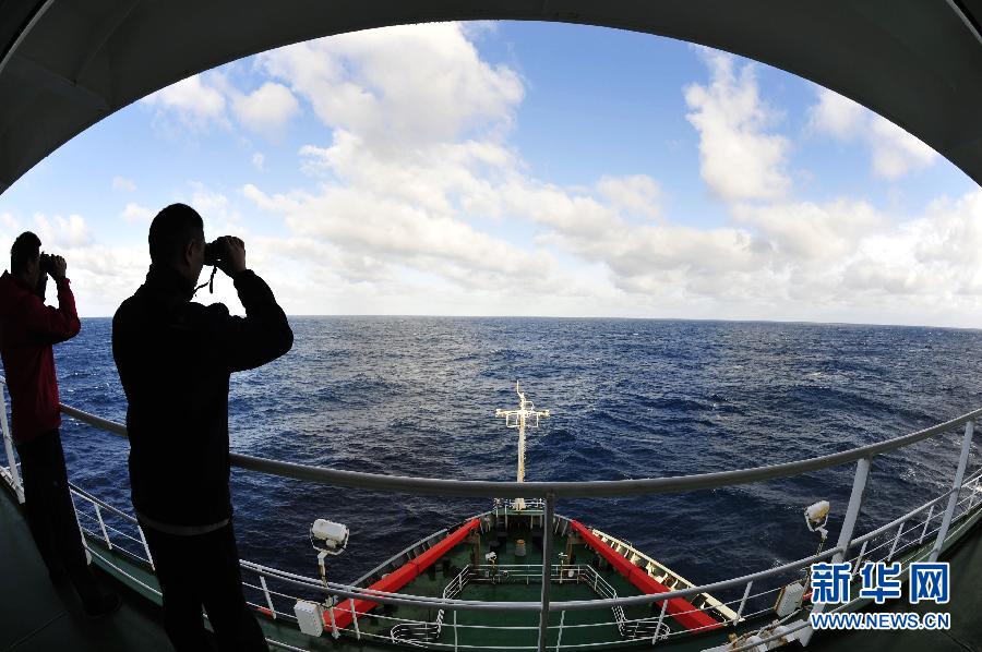 “雪龙”号抵达中国飞机发现漂浮物的目标位置