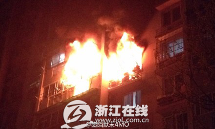 杭州一小区突发火灾 消防通道被挡居民抬开私