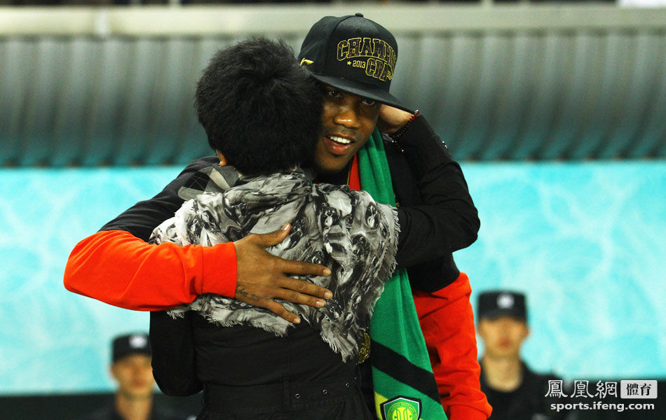 马布里披国安围巾现身工体 全场球迷高喊MVP