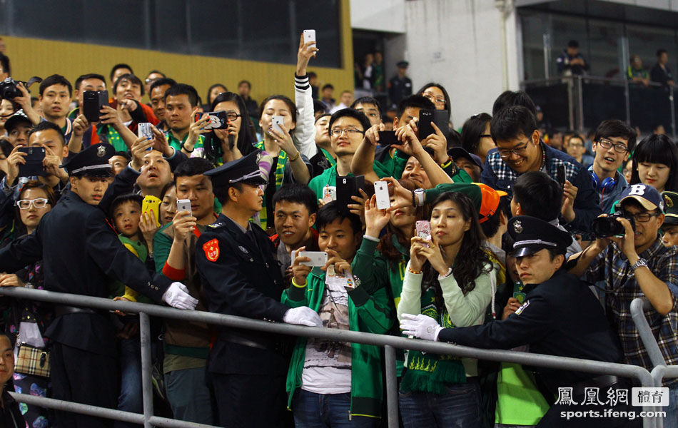 马布里披国安围巾现身工体 全场球迷高喊MVP