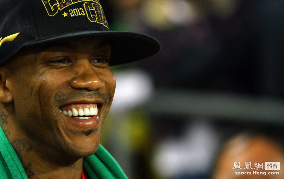 马布里披国安围巾现身工体 全场球迷高喊MVP