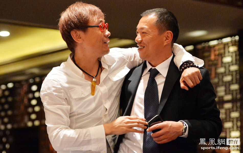 老甲A足球俱乐部成立 高峰到场美女簇拥-足球