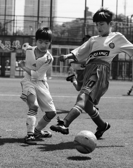 宁波青少年校园足球联赛开战 踢球不影响学习