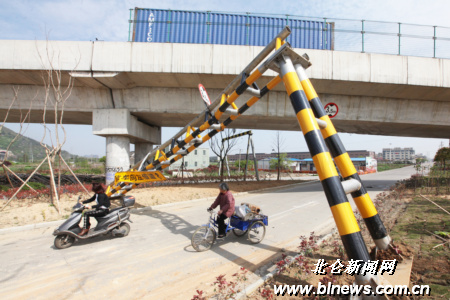 浦堤路上的限高架屡被撞断 保护不了高架桥