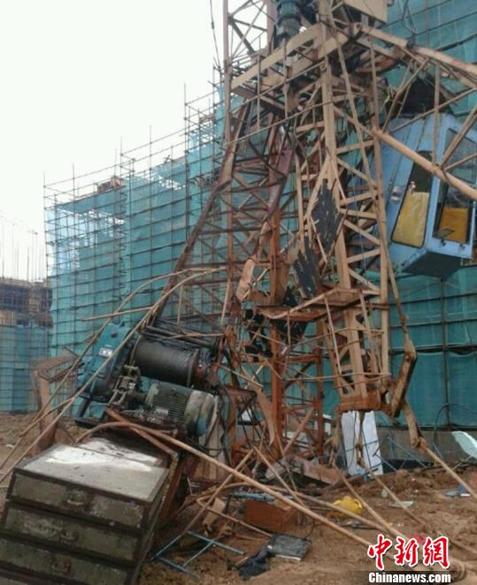 南京高淳雅居乐工地发生塔吊倒塌事故 一工人