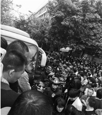 温州苍南公安局:将依法处理打人城管和滋事者