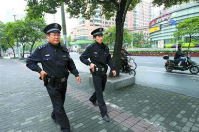 上海基层巡警佩枪巡逻 15种情况下可以使用武器