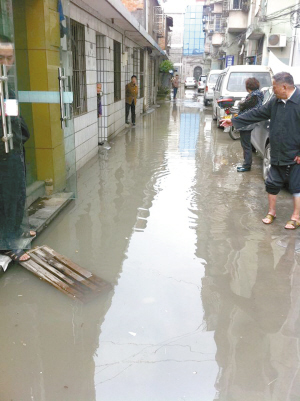昨天天气放晴,可鄞州石碶街道塘西村梁家部分居民家中却遭了"水灾".