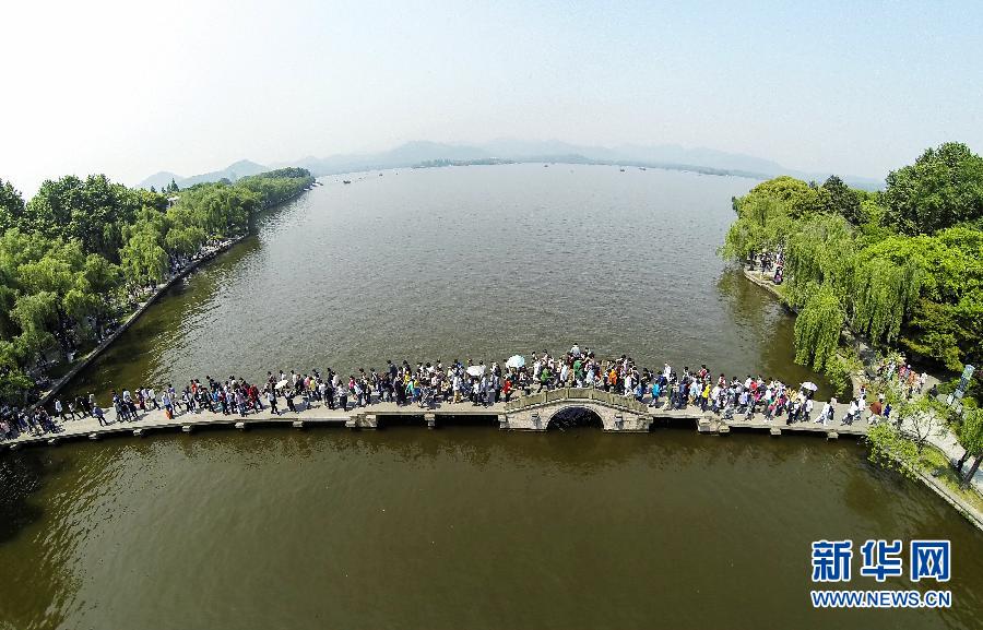杭州西湖景区进入五一小长假游客 高峰模式