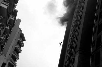 沪两名消防员火场坠楼牺牲 出事房间疑为群租