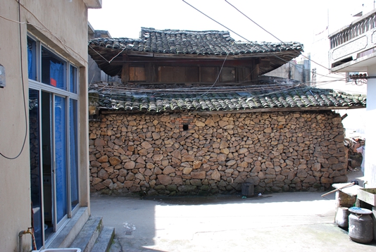 文昌阁位于象山县爵溪街道玉泉社区文昌弄27,29号,据《爵溪镇志》记载