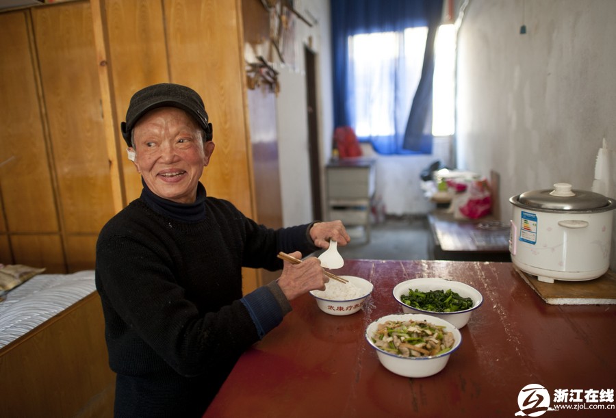 15人医疗队守护麻风村十几年（组图）
