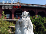太白楼前的李白雕像