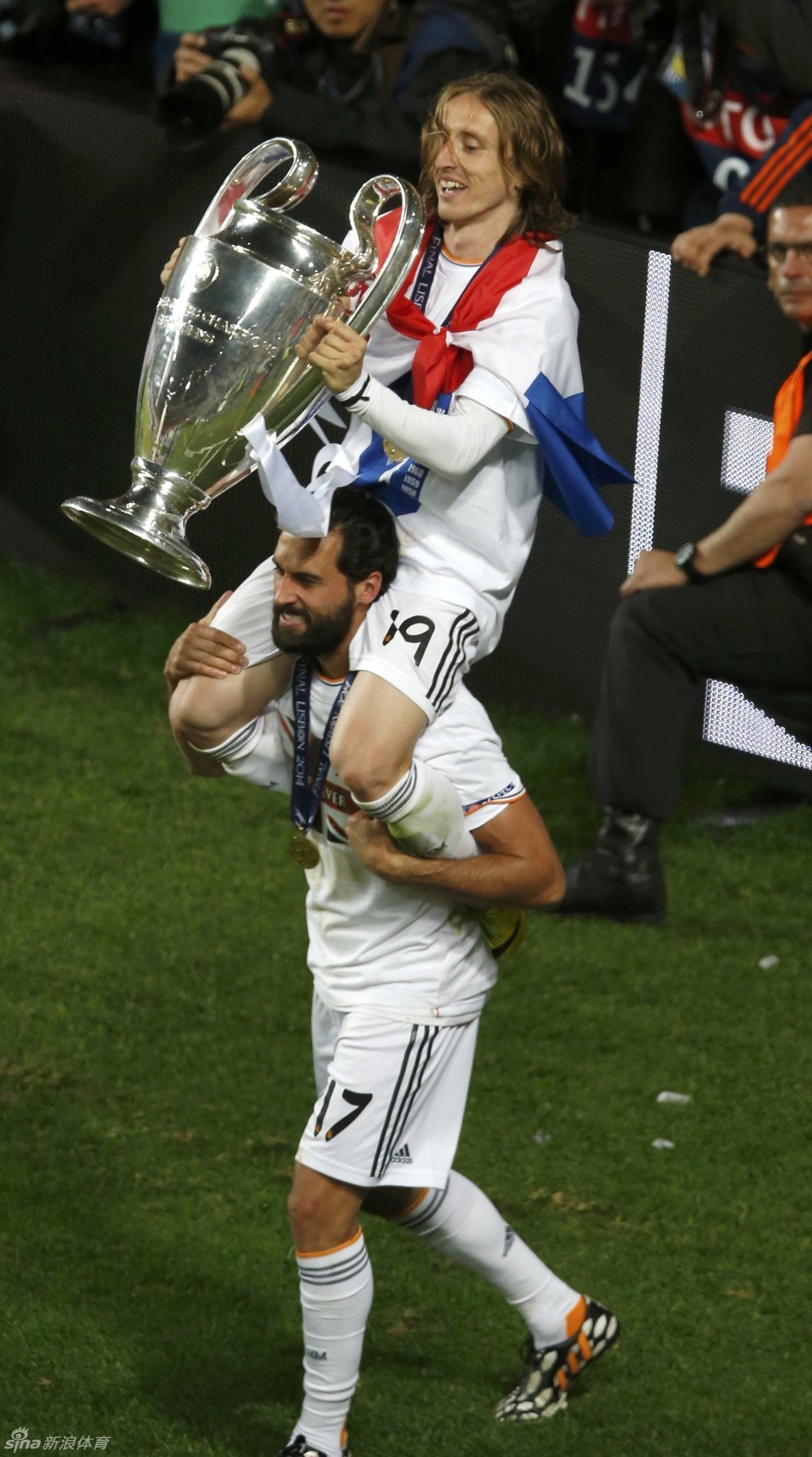 皇马勇夺第十个欧冠-卡西利亚斯,安切洛蒂,当地