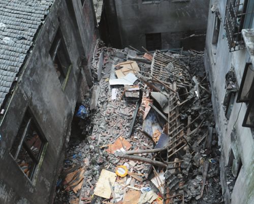 州市区一幢民宅凌晨发生倒塌 不少人穿<em>内裤往</em>