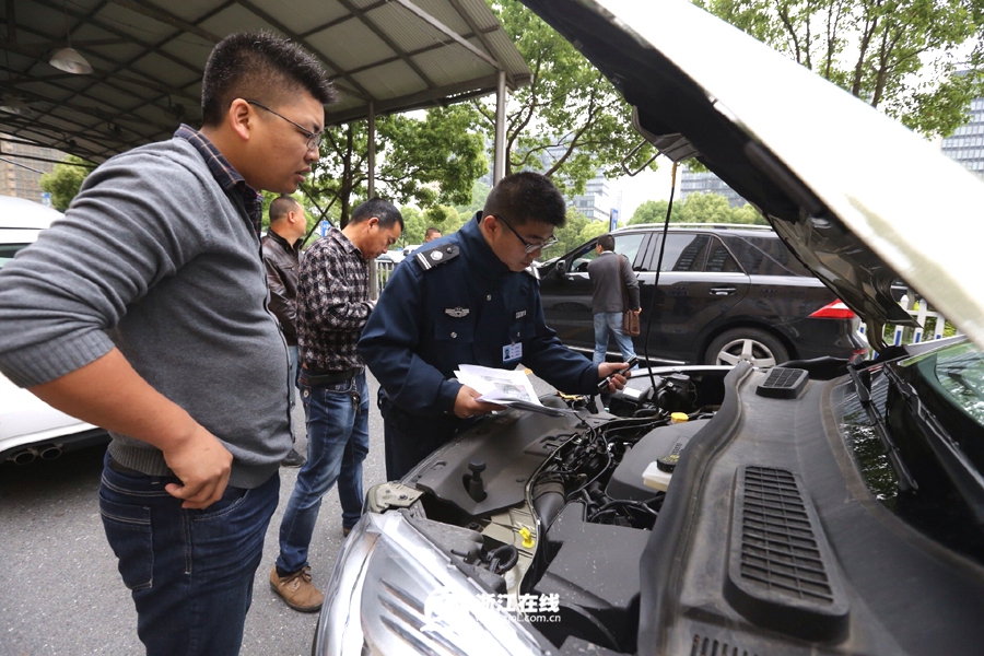 杭州今起恢复新车上牌 车管所现场秩序井然-新