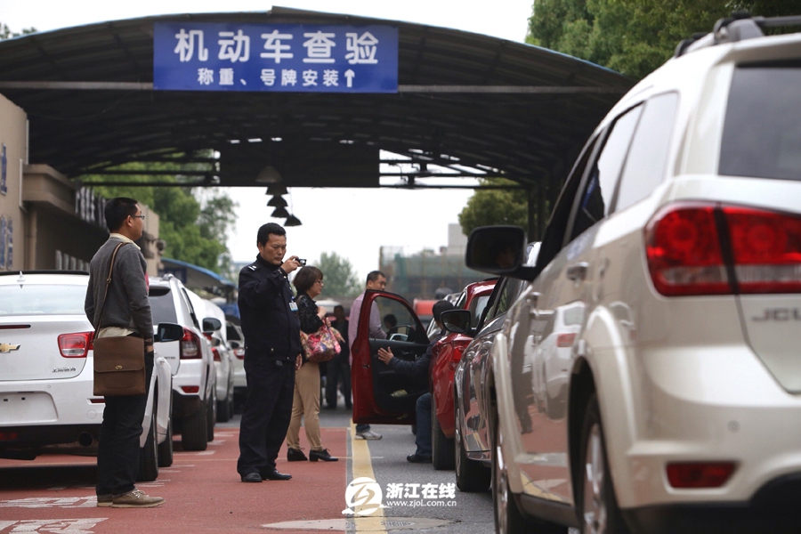 杭州今起恢复新车上牌 车管所现场秩序井然-新