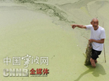 苗大爷在运河里捕鱼