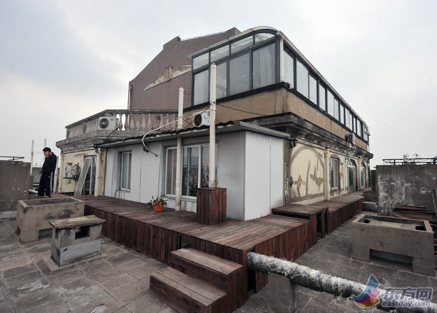 上海普陀区现空中别墅违章搭建假山金鱼池-