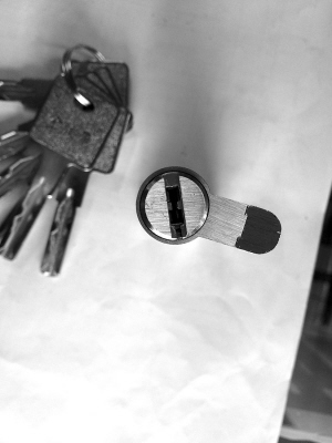 3小伙看视频自学开锁行窃 1套工具几乎 秒杀 所