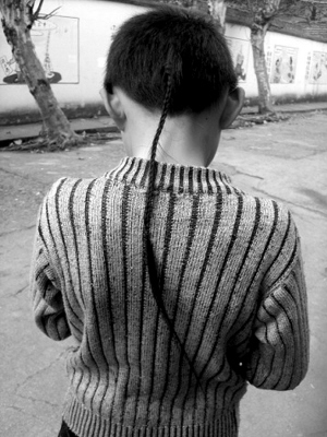 理发师不慎剪断男孩"胎毛辫"遭索赔2万元-理发师,小男孩,小辫子-中国