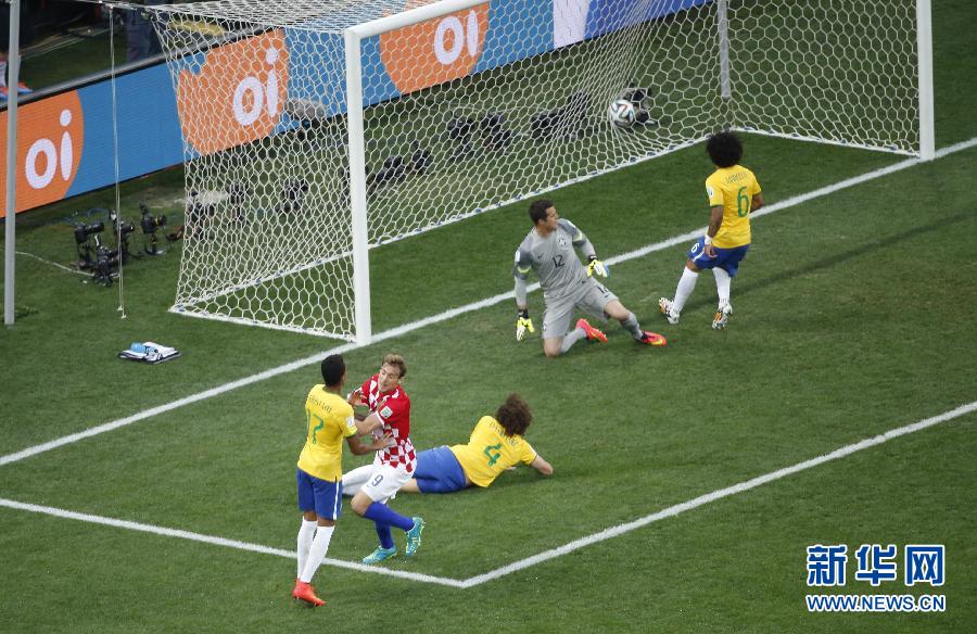 马塞洛打进乌龙球瞬间-马塞洛,乌龙球,