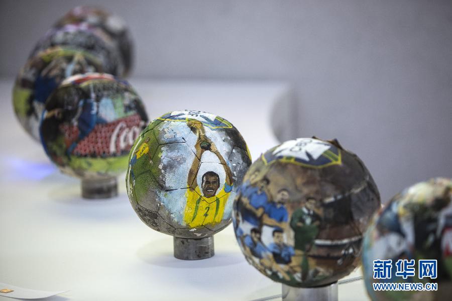 阿根廷画家展示世界杯足球彩绘-阿根廷,世界