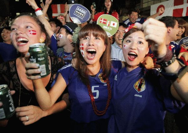 女球迷熬夜看球注意护眼不能少!-女球迷,罪魁祸