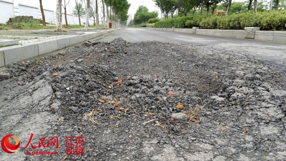 江苏建湖600米路段现20处坑面 被讥 豆腐路 -路