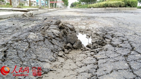 江苏建湖600米路段现20处坑面 被讥 豆腐路 -路