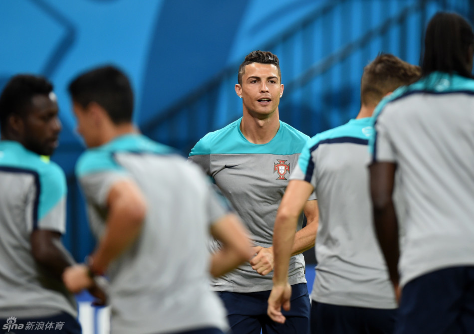 葡萄牙备战训练C罗新发型亮相-葡萄牙,新发型