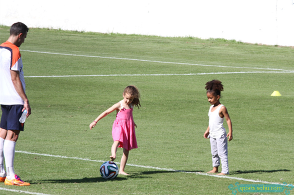 范佩西教女儿踢球 爱女假动作像模像样-范佩西