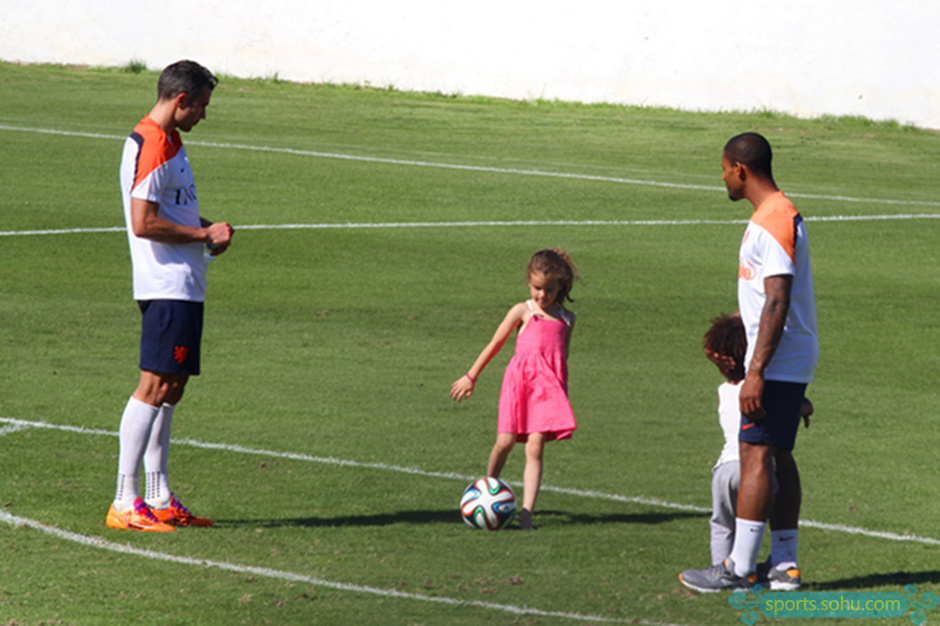 范佩西教女儿踢球 爱女假动作像模像样-范佩西