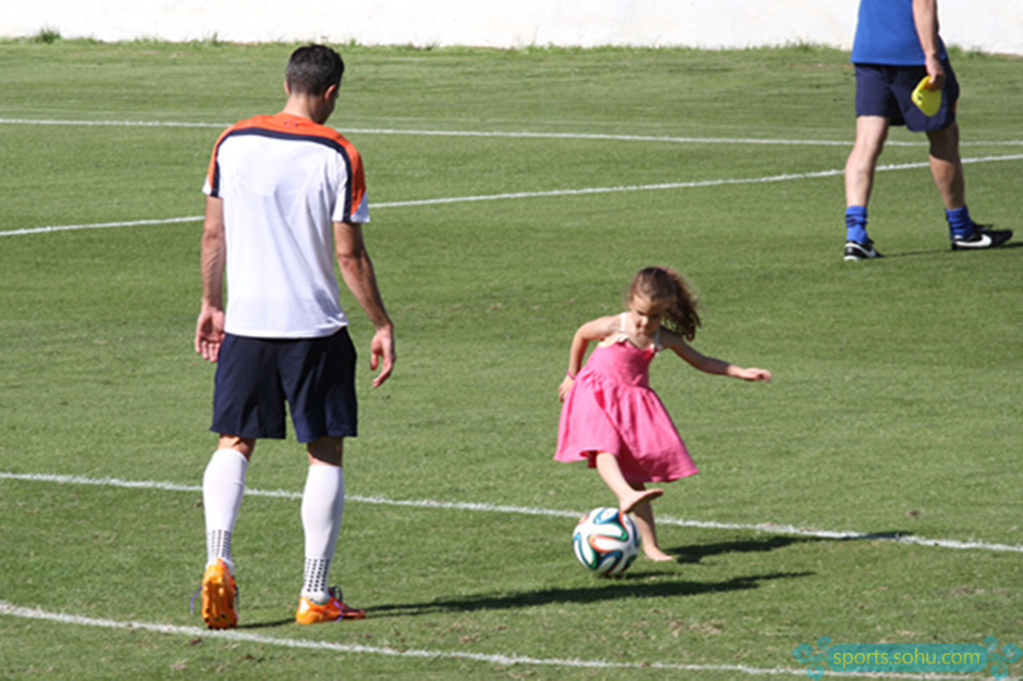 范佩西教女儿踢球 爱女假动作像模像样-范佩西