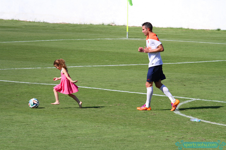 范佩西教女儿踢球 爱女假动作像模像样-范佩西