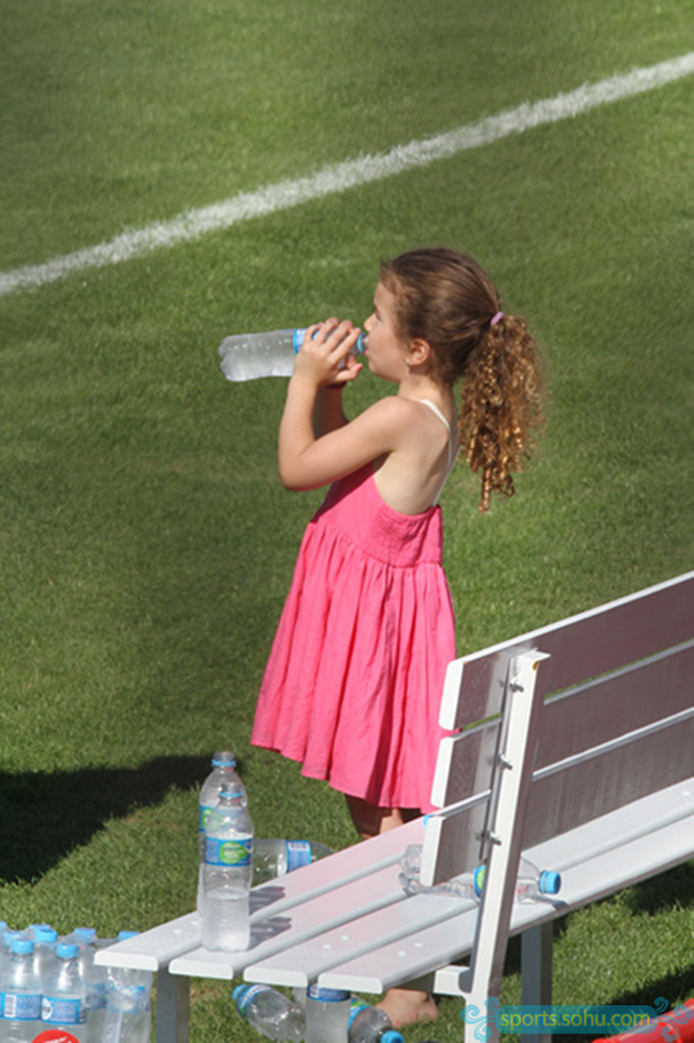 教<em>女儿</em>踢球 爱女假动作像模像样-<em>范佩西,女儿</em>踢