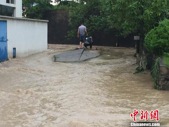 浙江磐安遇暴雨街道变游泳池 学校食堂宿舍被