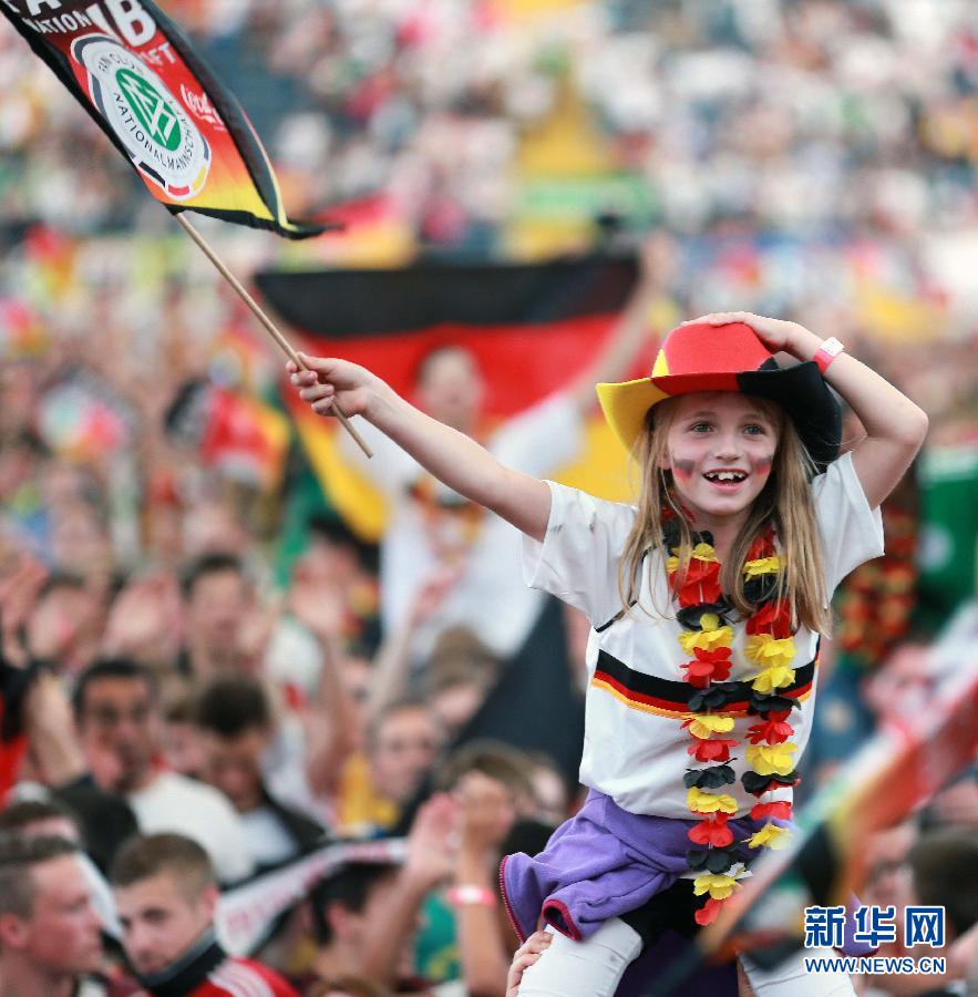 德国球迷庆祝德国队挺进16强-德国球迷,庆祝,1